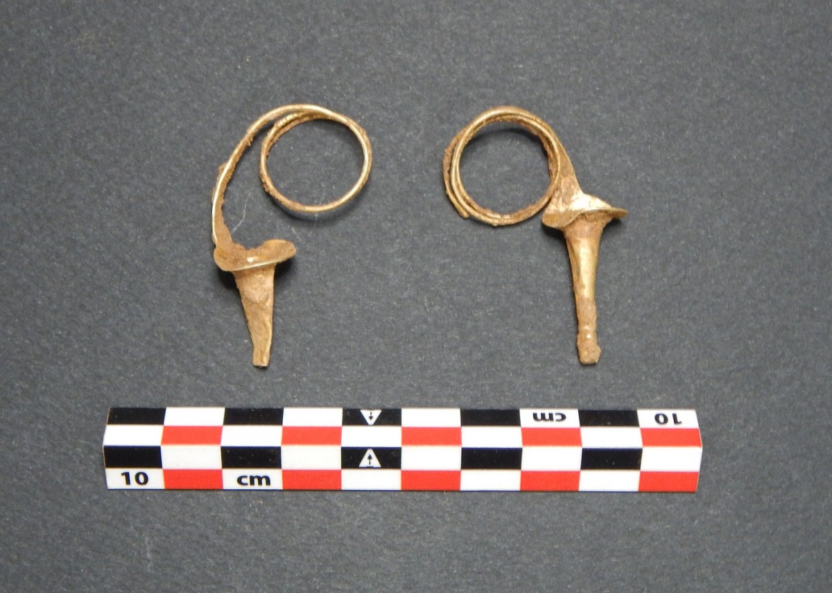 Golden earrings. Photo credit: Ephorate of Antiquities of Florina.