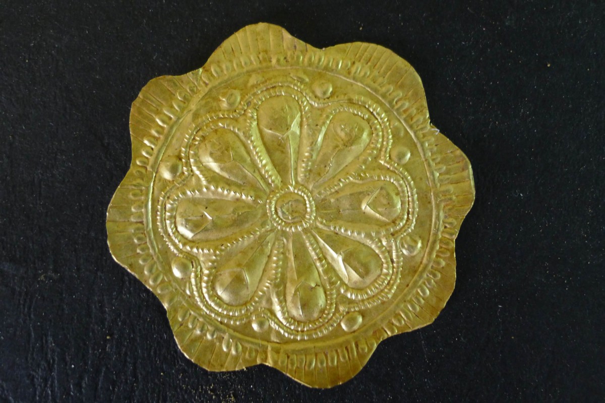 A golden rosette found at the chest of the deceased. Photo credi: Ephorate of Antiquities of Florina.