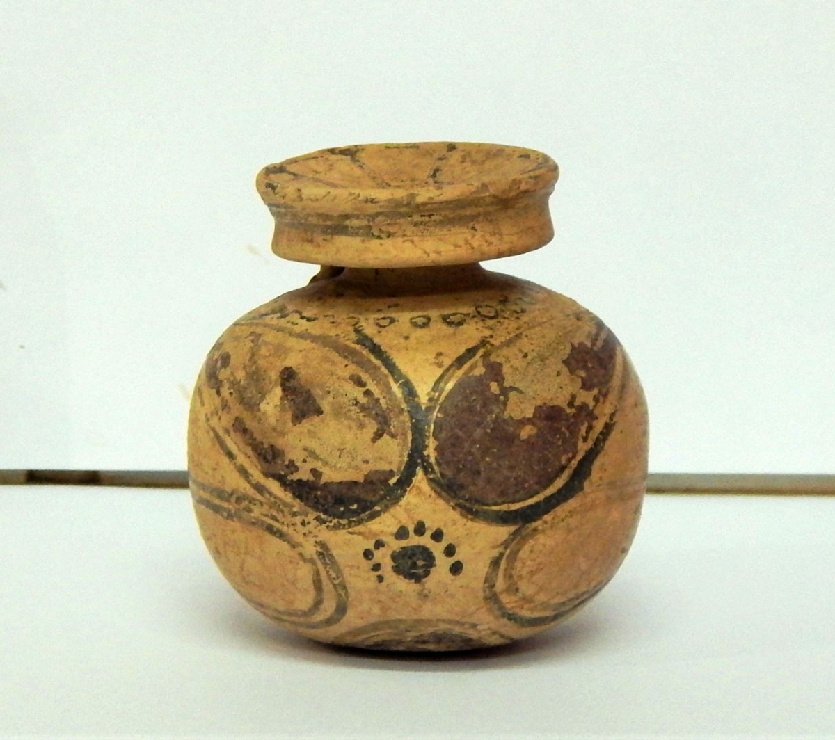 Corinthian aryballos. Photo credit: Ephorate of Antiquities of Florina. 