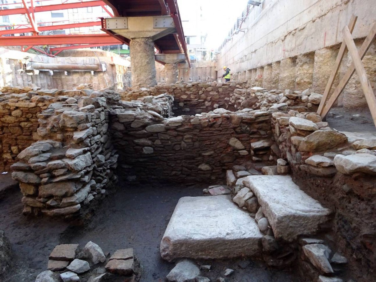 Staircase found at the north entrance. It is made of marble slabs in second use. Photo credit: ANA-MPE.