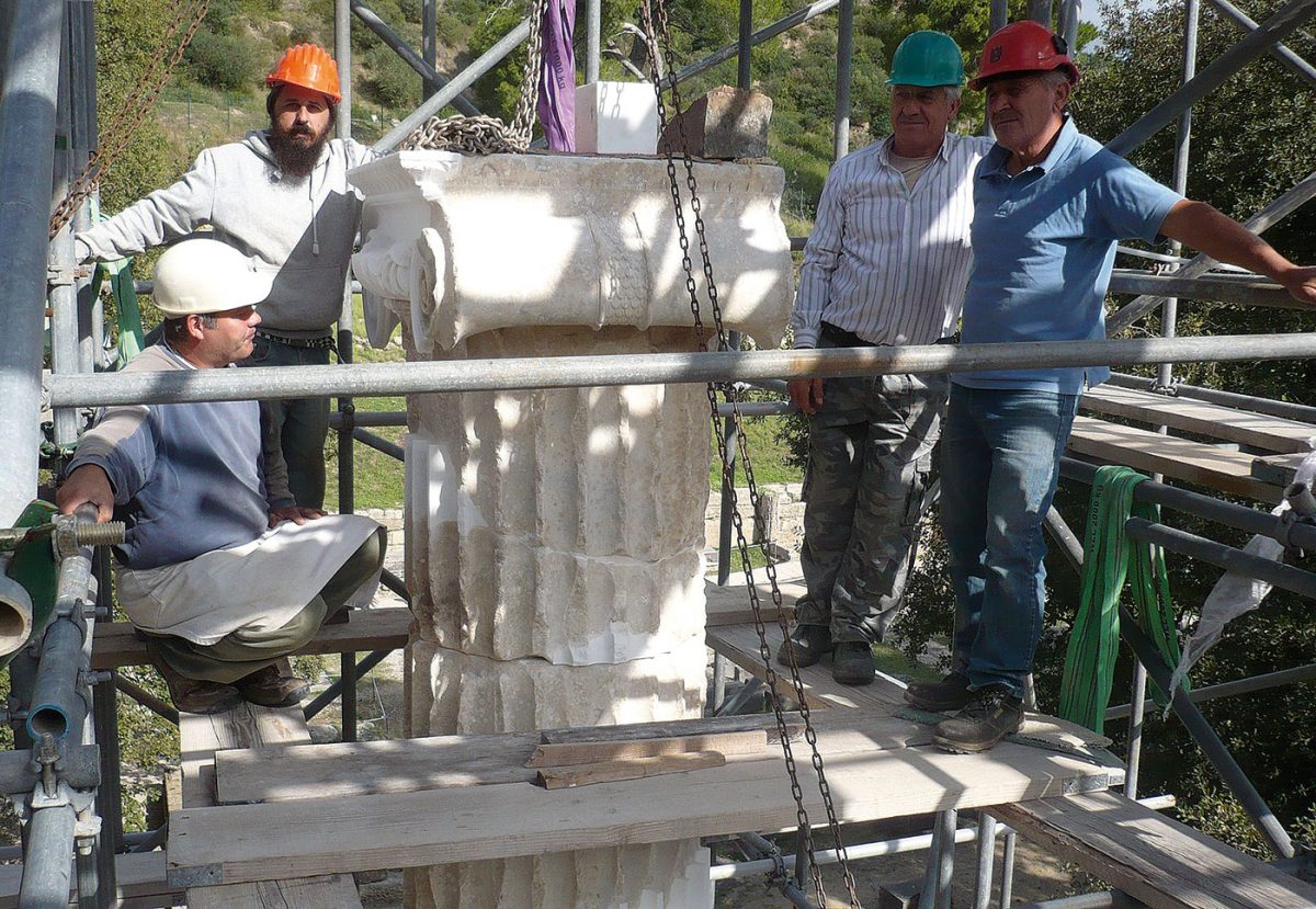 Olympia: Placing the capital. Photo: Reinhard Senff.