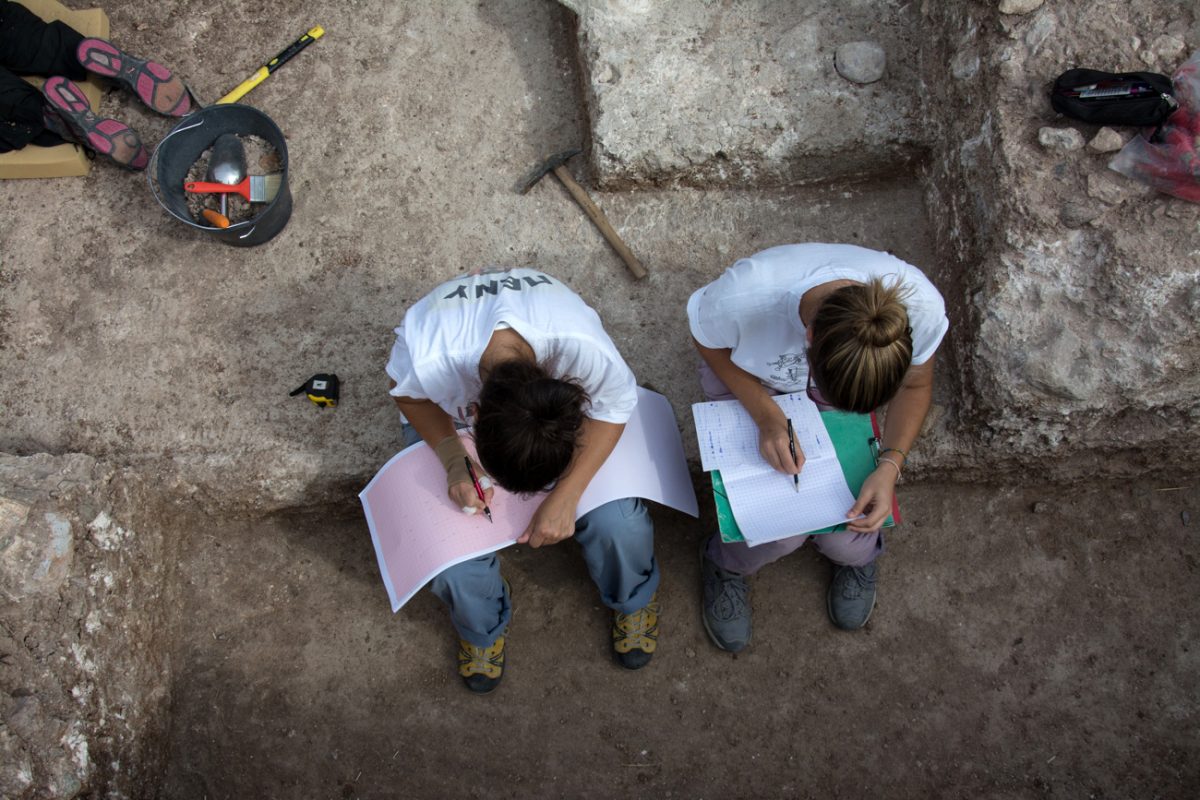 Fig. 9. Writing a diary and noting the stratigraphy at Rodafnidia, Lisvori Lesbos (photo: M. Zouridaki).