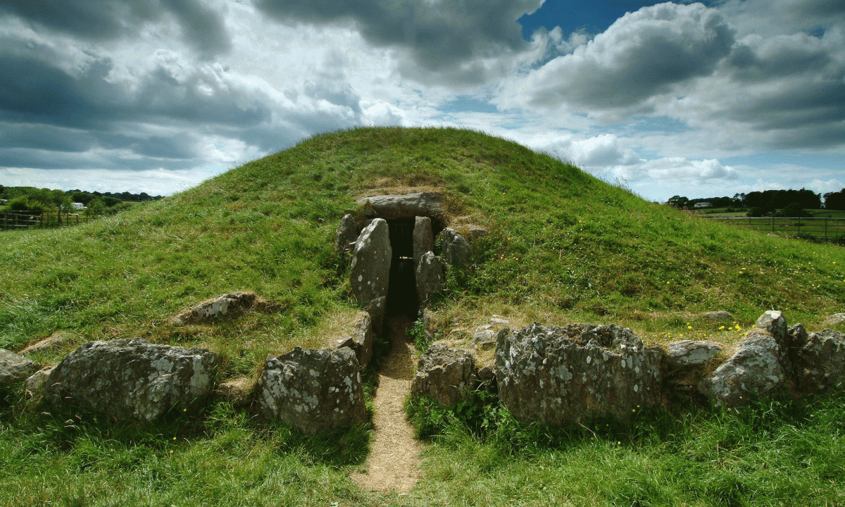 Bryn Celli Ddu, a Neolithic passage tomb on the Isle of Anglesey. Photo Credit: Alamy Stock Photo/The Guardian.