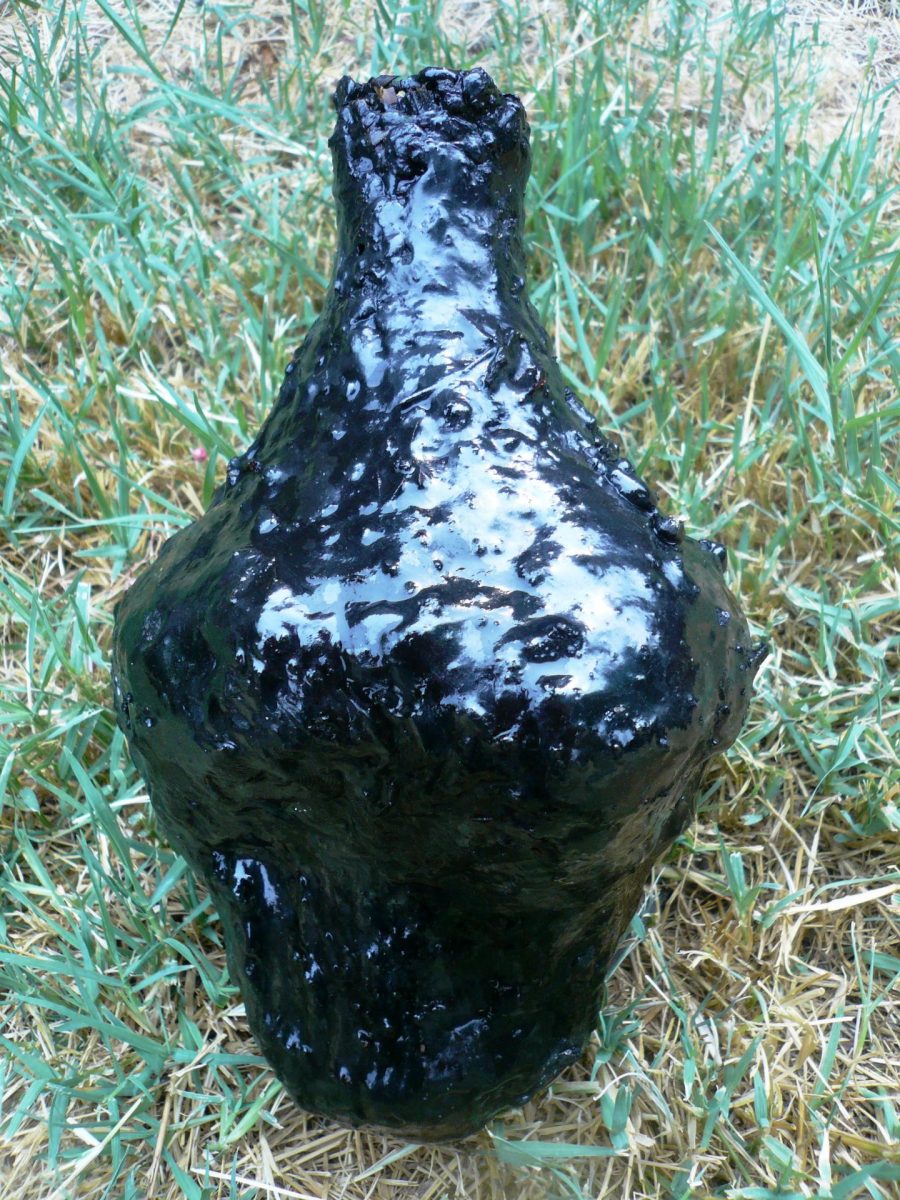 Bitumen-lined water bottle created in the traditional method used by Native Californian Indians. Credit: Sabrina Sholts, Smithsonian Institution