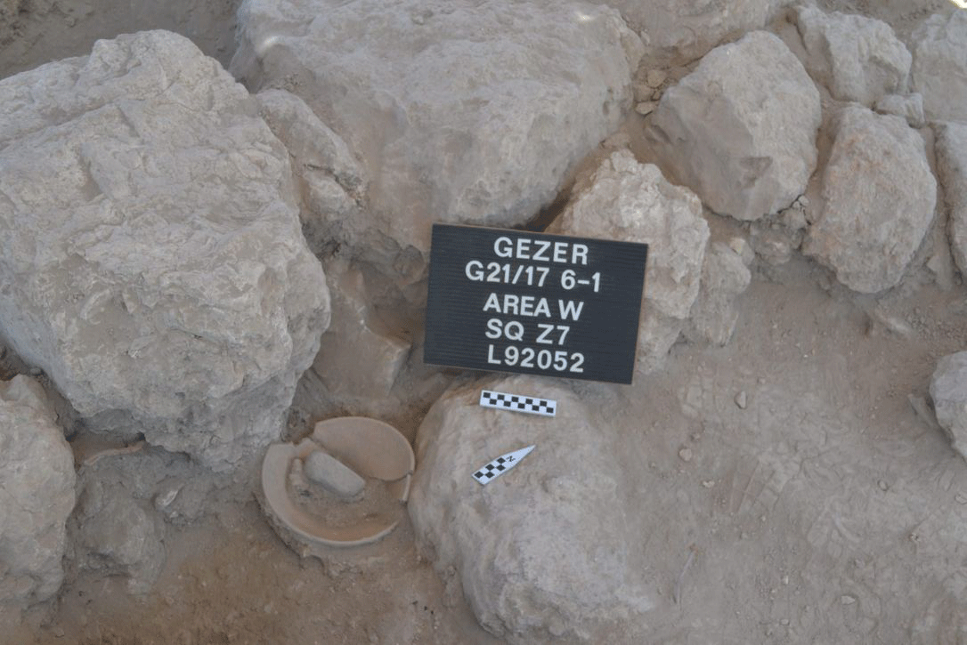 Broken storage jar destroyed in the fiery collapse of Gezer 3,200 years ago. Photo Credit: Tandy Institute for Archaeology/Haaretz.