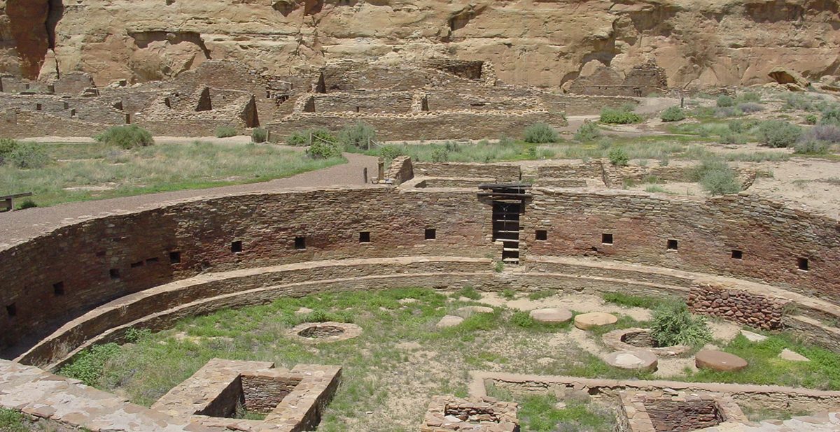An image of the ruins of Chetro Ketl in Chaco Canyon (New Mexico, United States); shown is the complex’s Great Kiva.