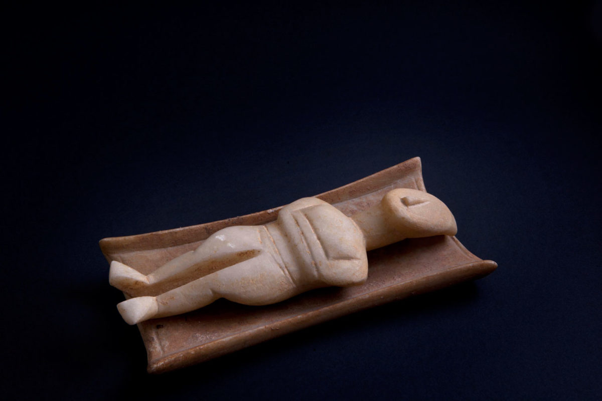 Marble tablet and marble female figurine. Early Cycladic II period (circa 2700- 2400/ 2300 BC). Museum of Cycladic Art, inv. no. N.G.104a and N.G.88a Photo: © Museum of Cycladic Art/ Irene Miari. 