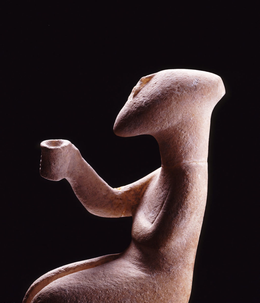 Seated marble figurine. The ‘cup-bearer’. Early Cycladic II period (circa 2700- 2400/ 2300 BC). Museum of Cycladic Art, inv. no. N.G.286. Photo: © Museum of Cycladic Art/George Fafalis