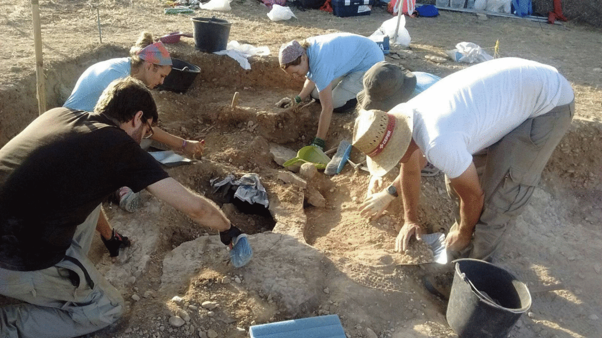 Archeologists work on the Visigoth burial site in Sena (Huesca). Photo Credit: EFE/El Pais.