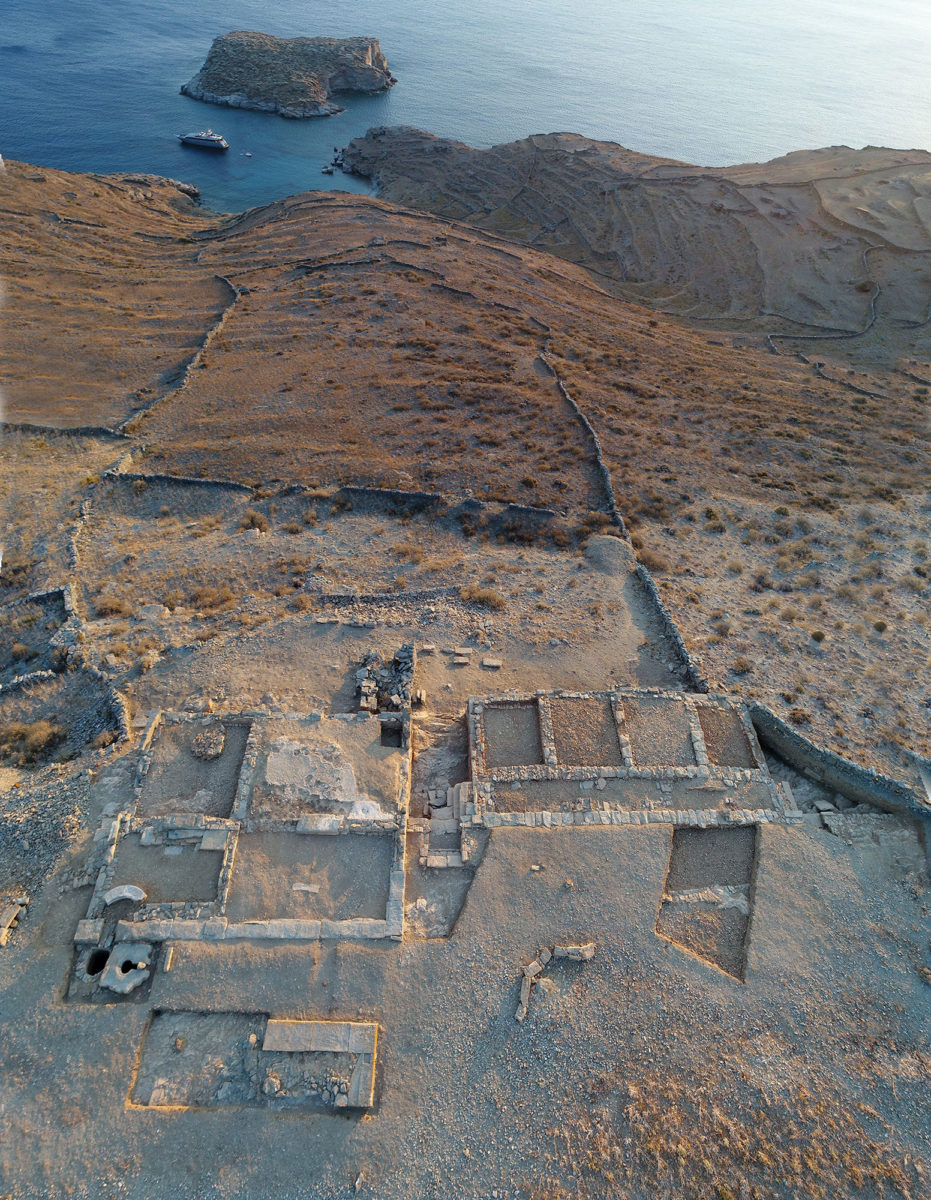 Fig. 1. Aerial photograph of Vryokastro –in the foreground the sanctuaries of the Middle Plateau– from the east. Photo Credit: Kostas Xenikakis.