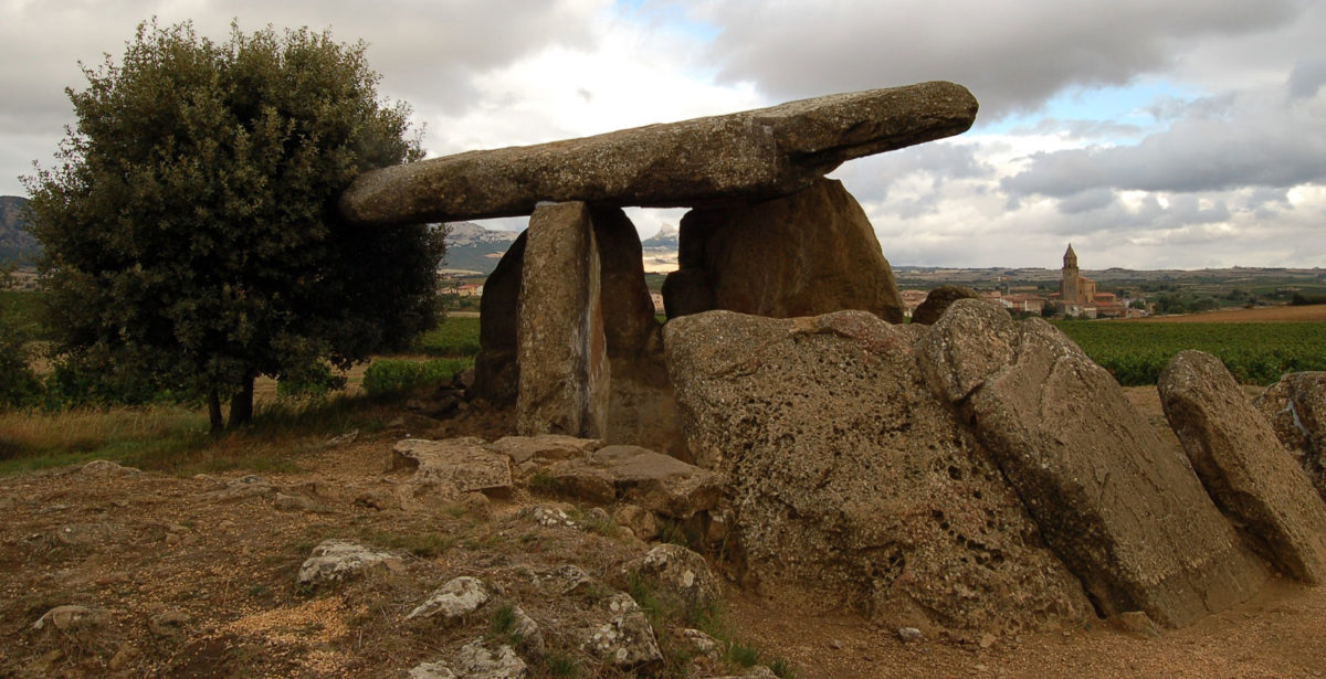 The researchers’ isotopic analysis of both megalithic graves and caves suggests a similar C3 plant-based human diet, mostly consisting of wheat and barley, as well as a substantial amount of protein from cattle and sheep. 