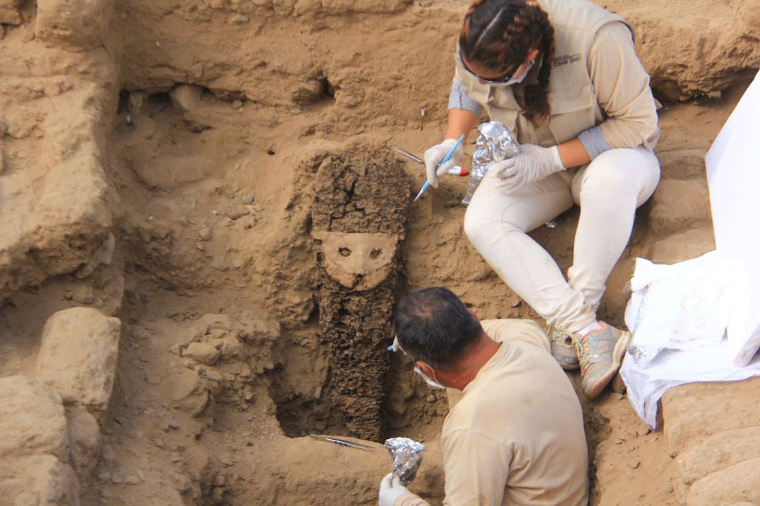 Archaeologists are working to carefully extract the sculpture. Photo Credit: Andina.