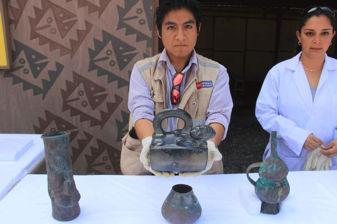 Among the artefacts found there were metal vessels. Photo Credit: Andina.