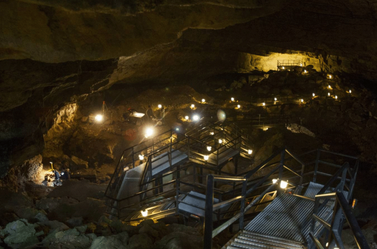 The researchers, in the photo working in the cavity yesterday, maintain that El Pendo is confirmed 
as a continuous settlement of Neanderthals. Photo Credit: Alberto Aja/TANN.