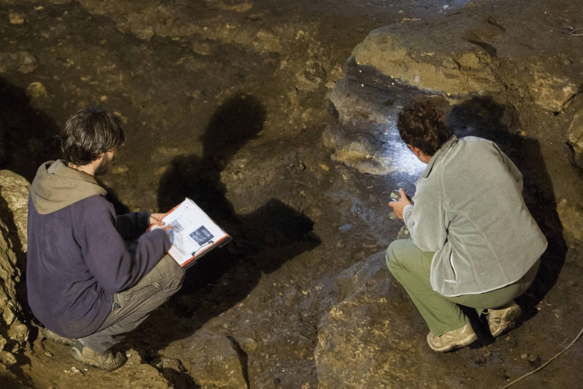 The project's managers say that only one cave in Israel is comparable in number and age of campfires
in the rock to the Escobedo cavity. Photo Credit: Alberto Aja/TANN.