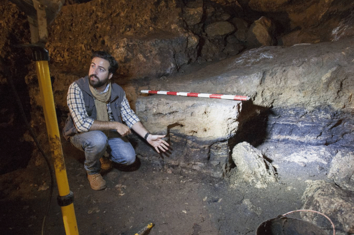 Camarós points out the different levels of ash found in the rock. Photo Credit: Alberto Aja/TANN.