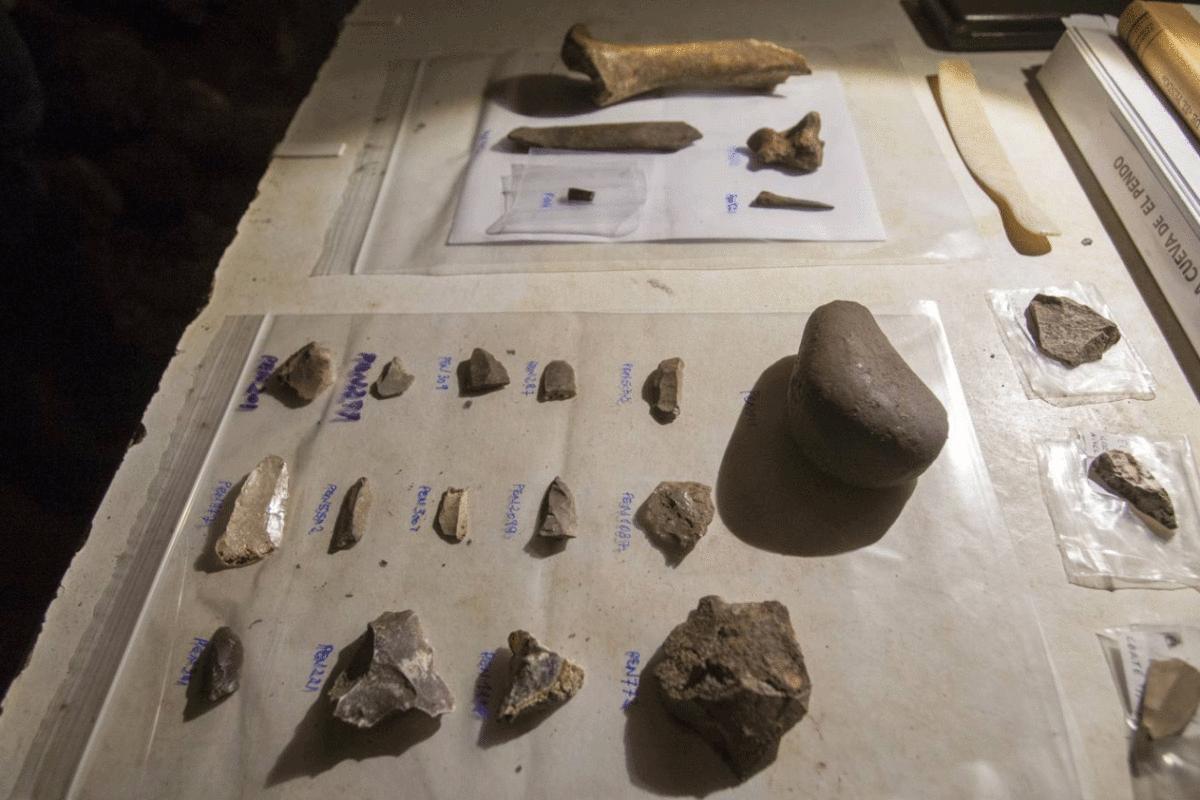 Various stone tools from different eras. Photo Credit: Alberto Aja/TANN.