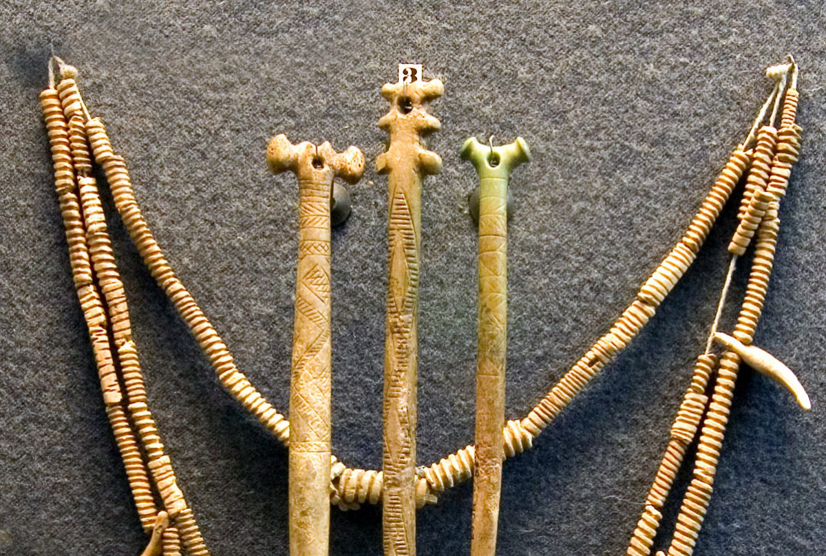 Ornaments and items of adornment in bone and canine by the Yamna culture. 