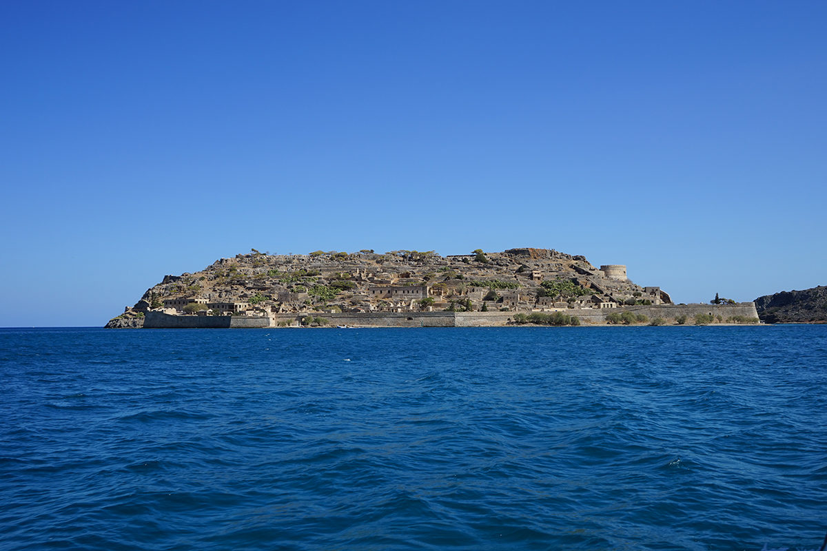 Fig. 1. Panoramic view of the western side of Spinalonga, from Plaka. The Venetian walls and parts of the Ottoman settlement are visible. At the centre of the photo, the mosque converted into a hospital at the time of the leper colony and on the left side the two large xenones (guest houses), again from the same period. 