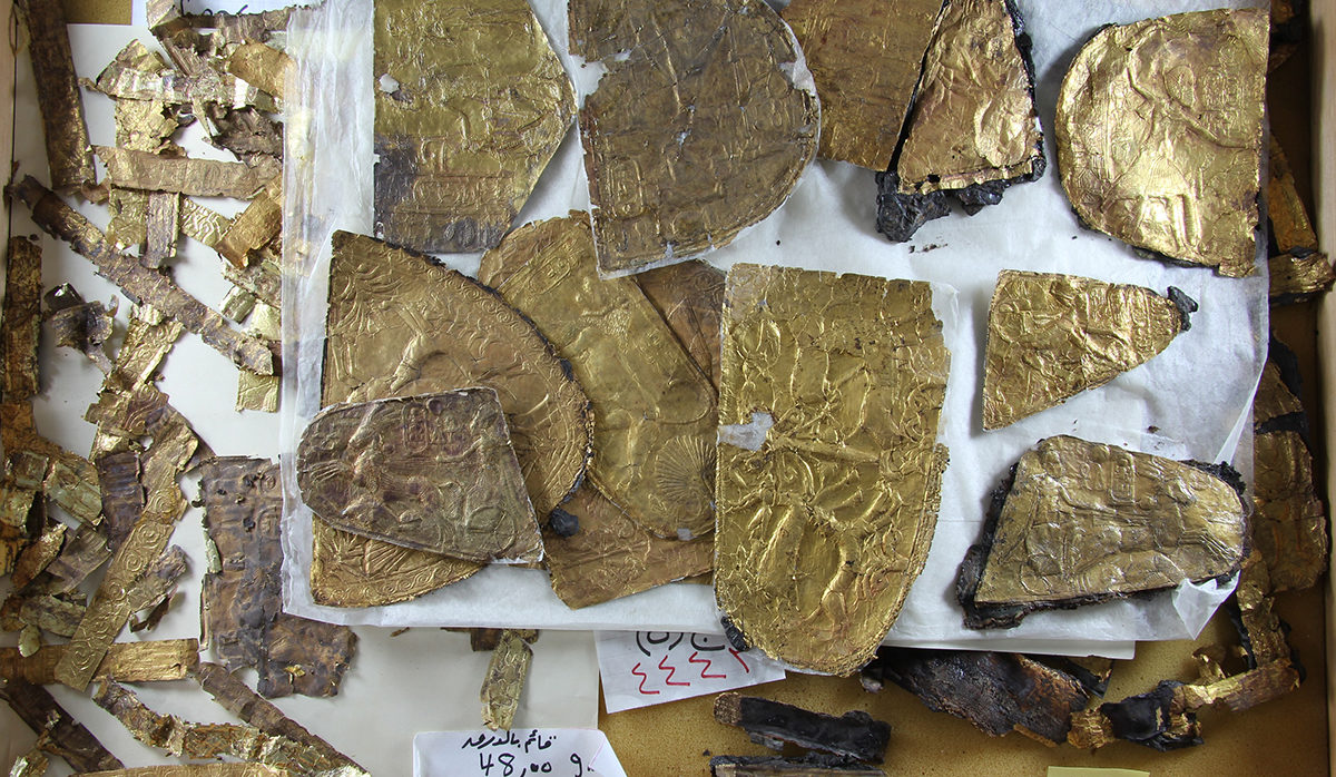 Fragments from a tomb: 100 entire embossed gold applications were ulti-mately assembled Photographer: Christian Eckmann; Copyright: RGZM, DAI Cairo and University of Tübingen