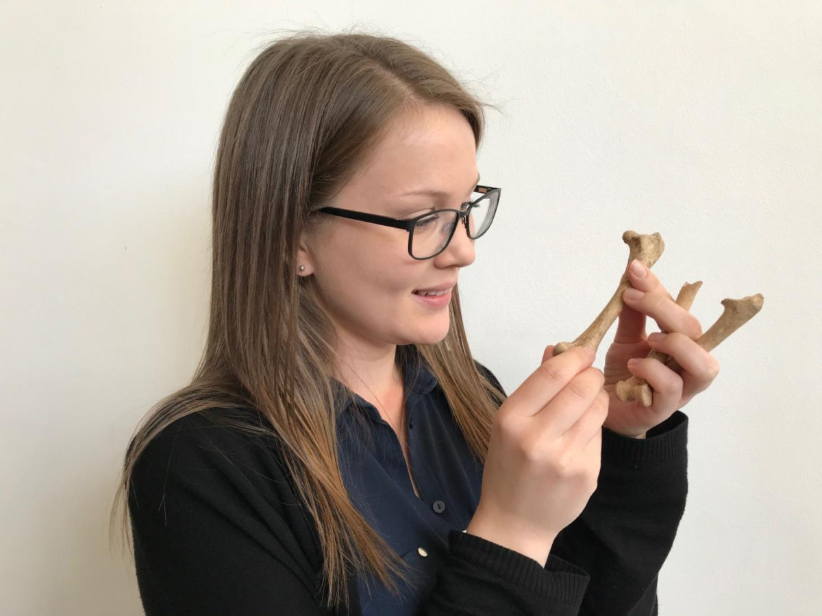 Malene Lauritsen with turkey bones. Credit: University of Exeter
