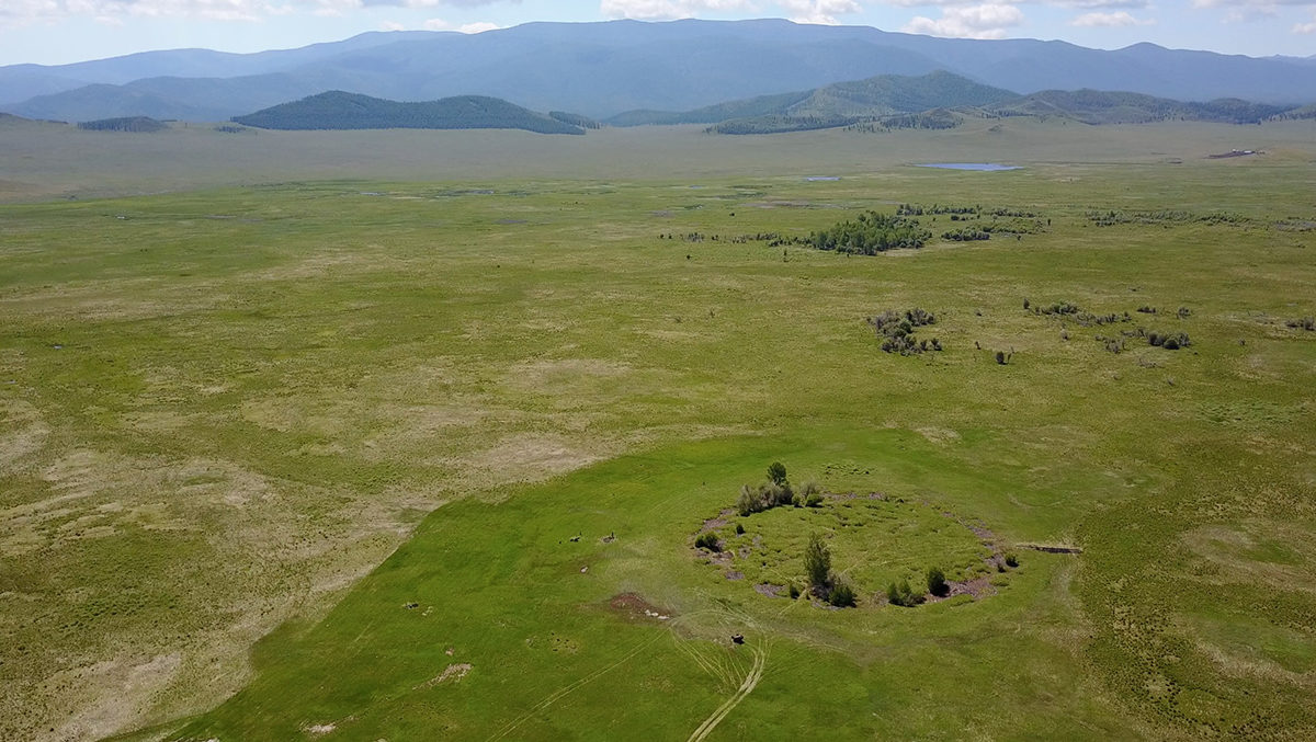 Archaeologist Caspari discovered a circular structure on high-resolution satellite images of the Uyuk River valley (Siberia) on his computer screen. 