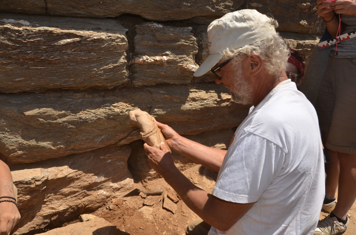 Snapshot of the discovery of the marble statuette of the semi nude Aphrodite.