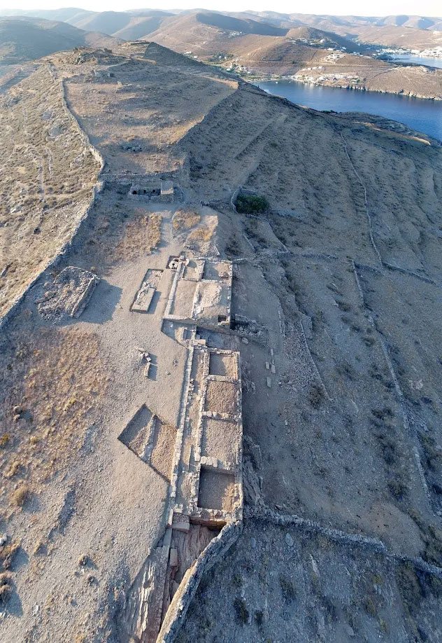 Aerial photograph of the Upper Town and Buildings 1 and 2 on the Middle Plateau, seen from the north. In the distance is the Acropolis /Citadel with the sanctuary of Demeter (photo: Kostas Xenikakis).