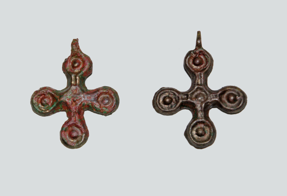 Venizelou Station. Bronze pendant crosses of the Byzantine era. Photo: Ephorate of Antiquities of the City of Thessaloniki  