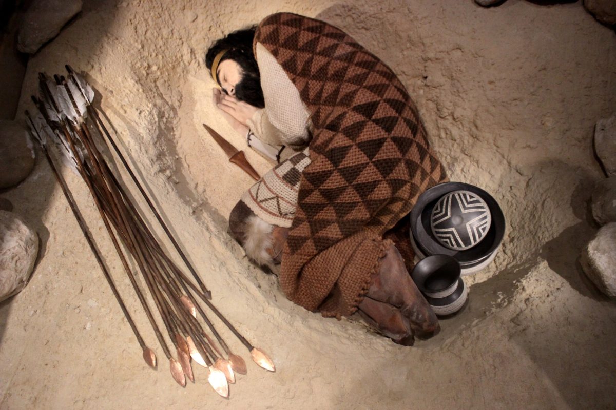 Reconstruction of a Beaker burial. Image credit: Miguel Hermoso Cuesta.