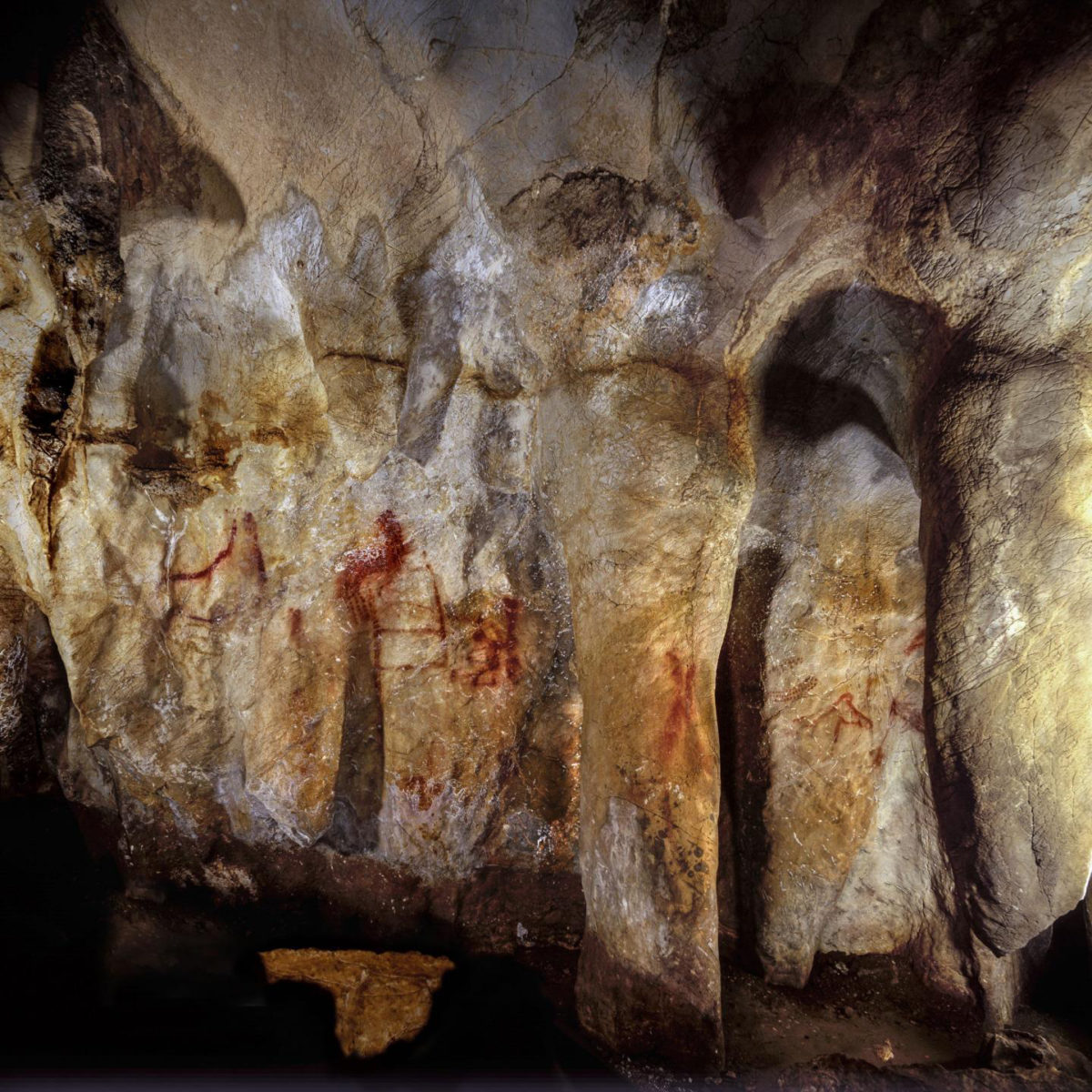 The ladder shape composed of red horizontal and vertical lines (centre left) dates to older than 64,000 years and was made by Neanderthals. Credit: 
© P. Saura
