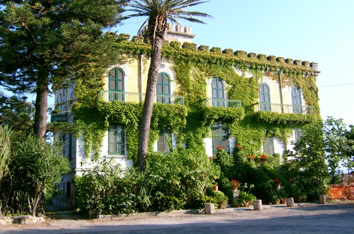 The symposium will take place at the Harry Wilkes Study Center at the Villa Vergiliana in Cuma.