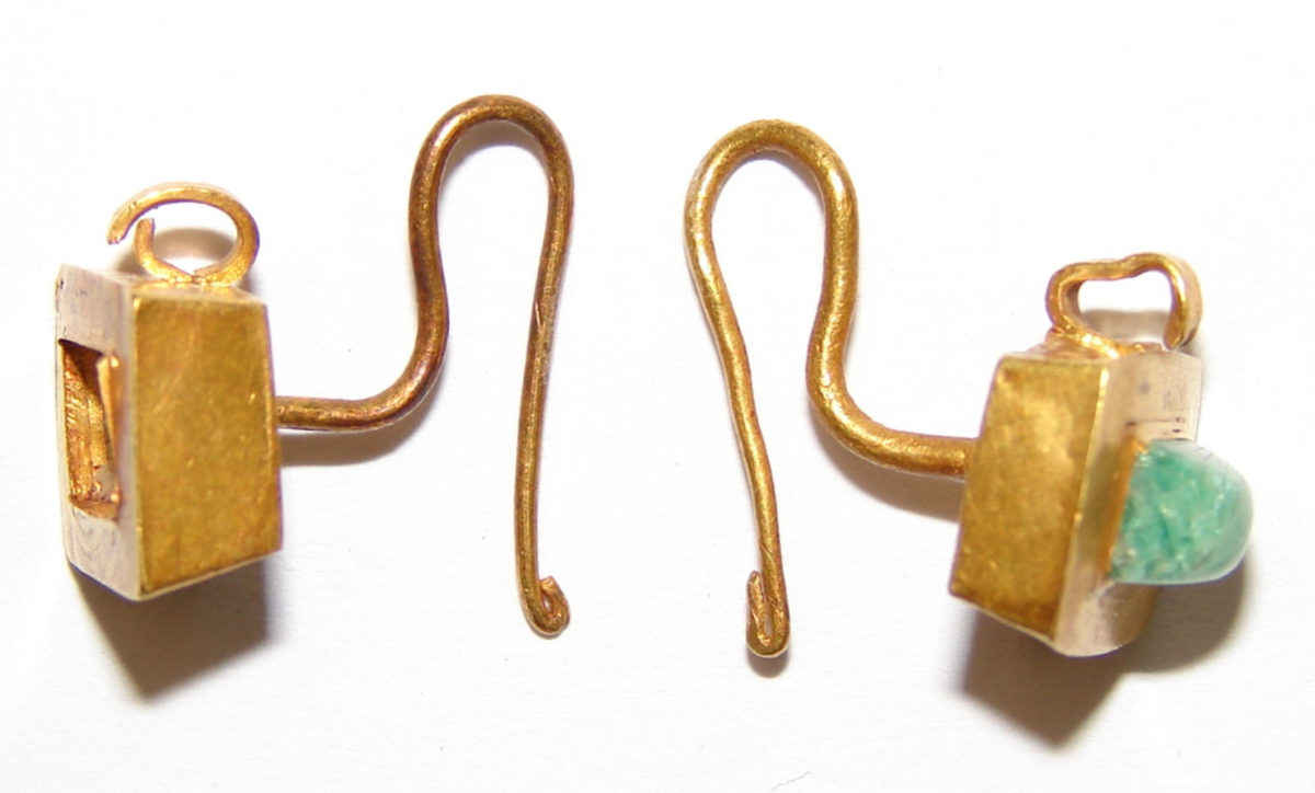 Earrings, find from a sarcophagus of Thessaloniki (photo: AWMT).