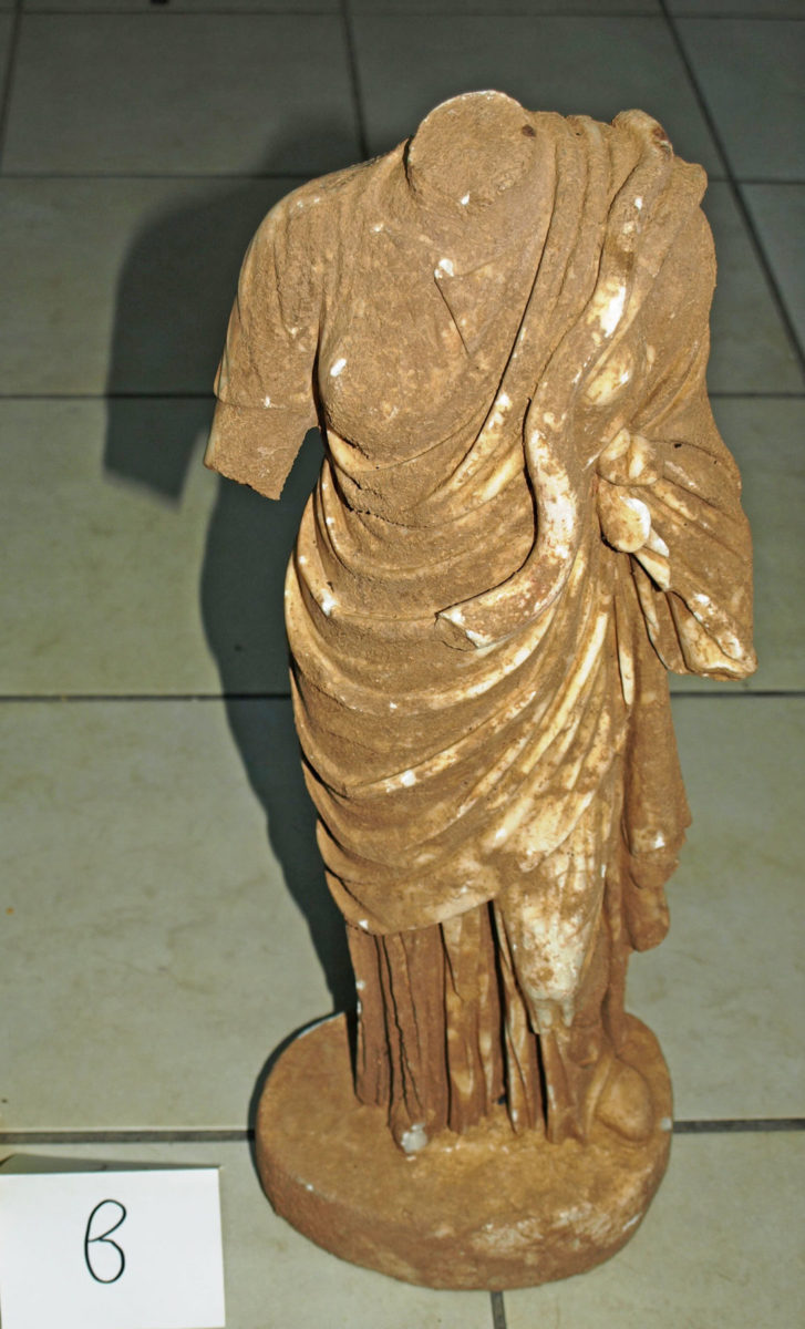 The marble statuette of the goddess Hygieia found and confiscated in Sparta (photo: Hellenic Police)