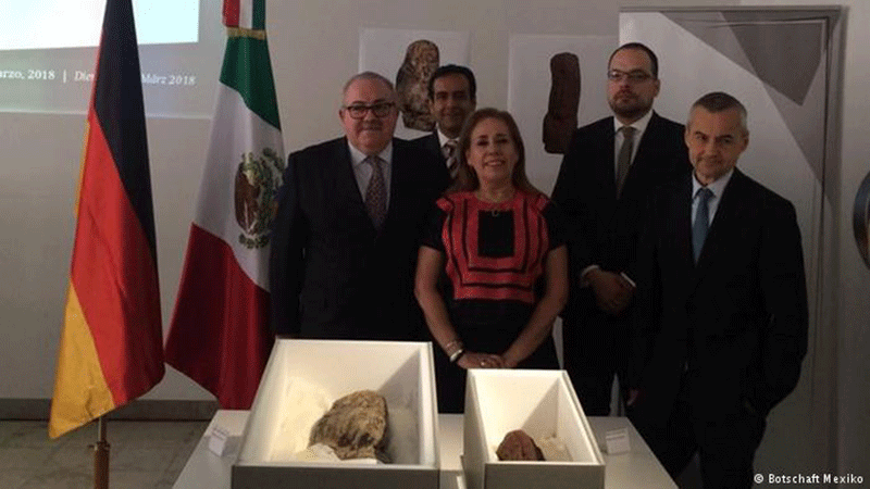 Ambassador of Mexico Rogelio Granguillhome (right) attended the ceremony to return the two wooden busts. Photo Credit: Botschaft mexico/DW.