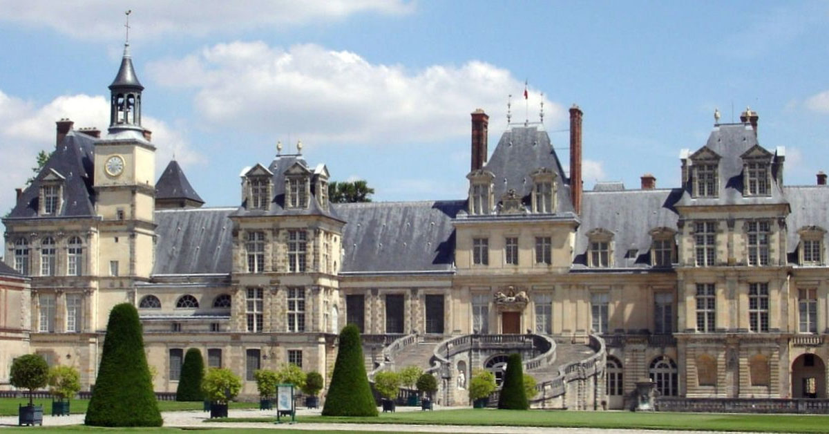 View of the Chateau of Fontainebleau (photo: Wikipedia).