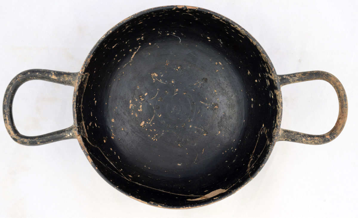 Intact black glaze kylix of the classical period that was repatriated from Germany. Most probably it was found in the Anchialos district of Thessaloniki (photo: Ministry of Culture and Sports). 