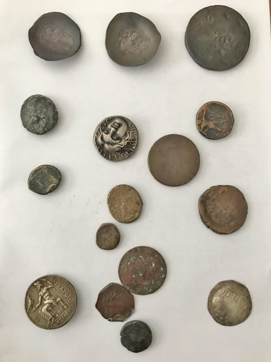 Some of the antiquities found in a wooded area in Koronesia (photo: Hellenic Police).