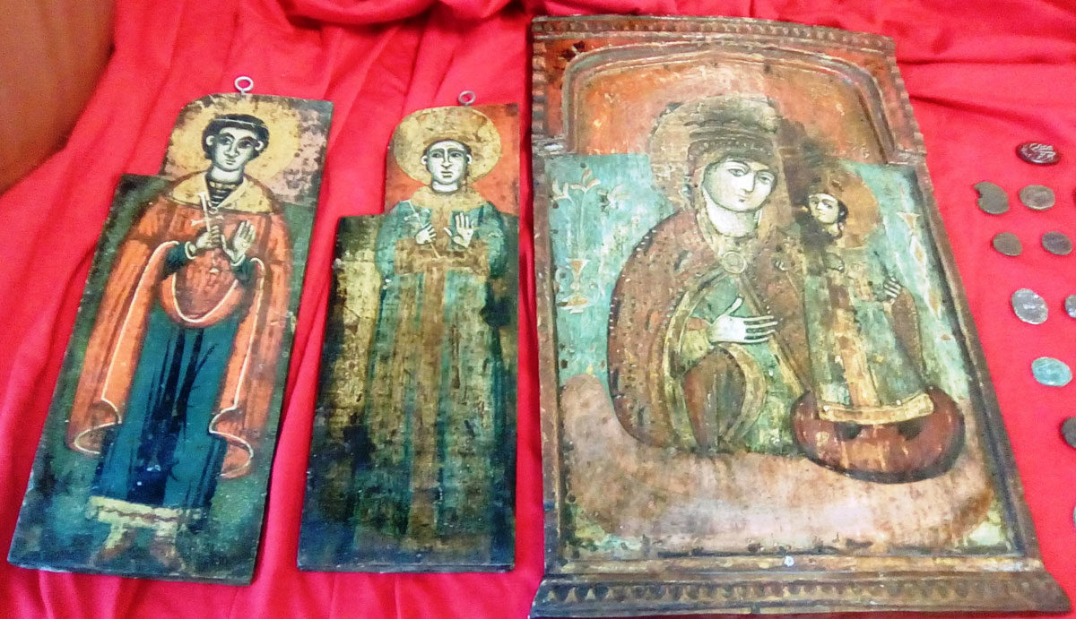 Portable icons found during raid by police of the Department of Cultural Heritage and Antiquities of the General Police Directorate of Thessaloniki (photo: General Police Directorate of Thessaloniki).