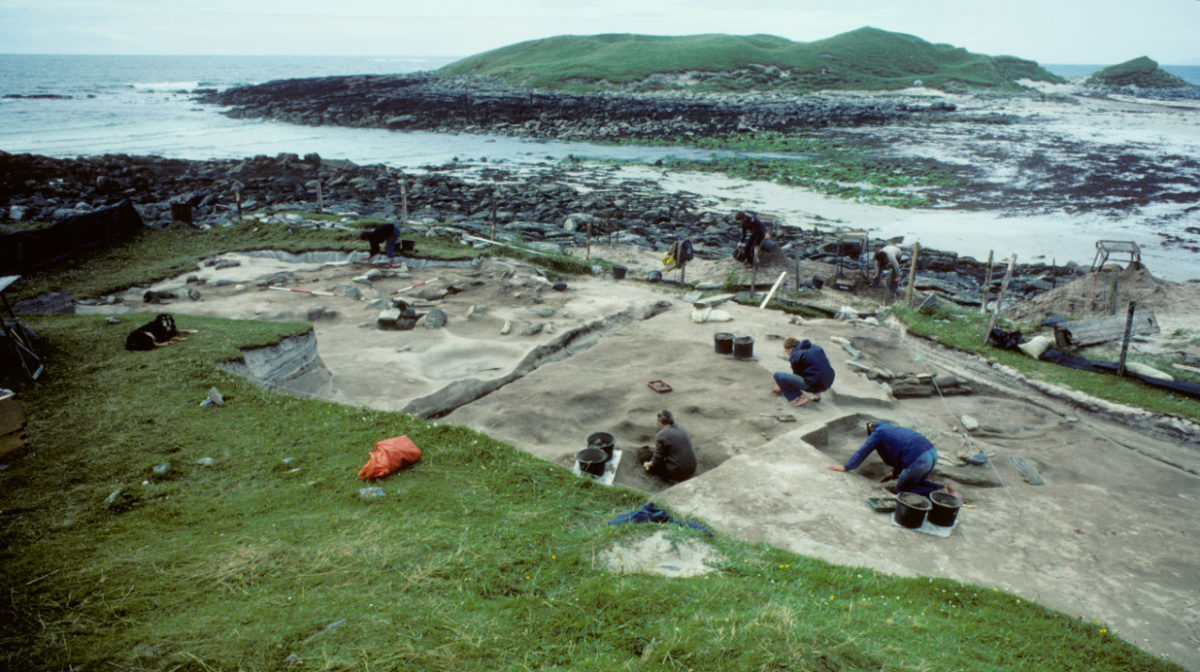 Excavation of Neolithic buildings at the Udal in 1981 © Udal project archives