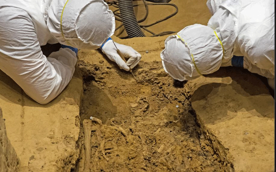 Archaeologists examine the burial, which could contain the body of Sir George Yeardley.
Photo Credit: Jamestown Rediscovery / Live Science.
