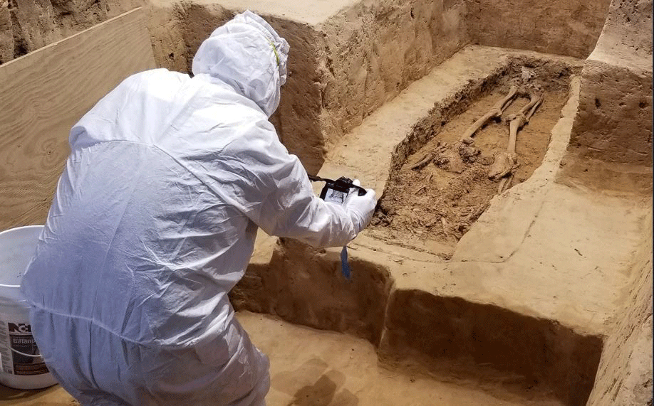 An archaeologist investigates the burial while wearing a suit that will minimize contamination to the historical site.
Photo Credit: Jamestown Rediscovery / Live Science.