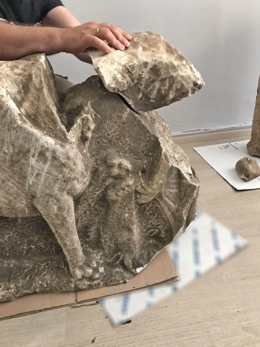 The largest among the marble fragments is part of the marble sarcophagus (photo: Hellenic Police).