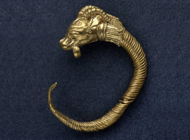 Close-up photo of the Hellenistic-era earring discovered in Jerusalem. Credit: Clara Amit, Israel Antiquities Authority.