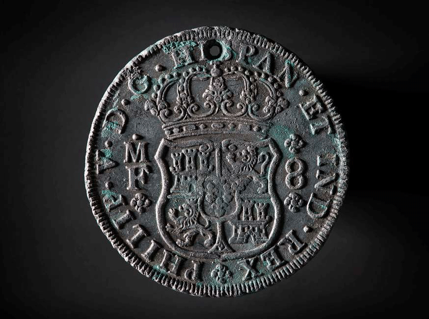 At the top of this coin there is a hole, probably made to sew the coin into the clothes of a crewmember to smuggle the money to the Dutch East Indies and to keep them safely hidden from other crew members. Several coins with these small holes were found on the site of the Rooswijk. Photo Credit: ©Historic England/RCE.