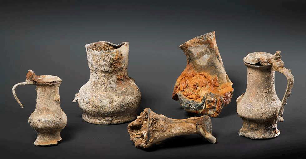 Collection of the pewter jugs found in the wreck of the Rooswijk. Jugs like this were used to hold liquids and used by the officers and higher ranks on board. Photo Credit: ©Historic England/RCE.