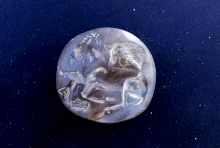 Quartz seal from the Mycenaean chamber tomb. Credit: Ministry of Culture and Sports/Ephorate of Antiquities of Euboea.