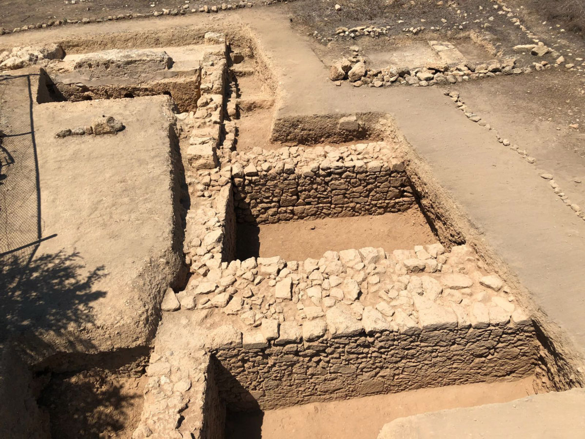 Pafos-Toumballos: Two other walls that were excavated delimit two rooms of a newly discovered Early Christian house. 