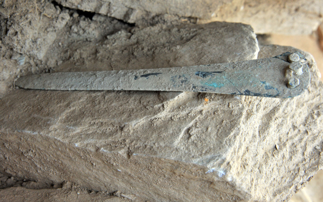Bronze dagger that came to light at Zominthos (photo: Ministry of Culture and Sports/ Archaeological Society at Athens).