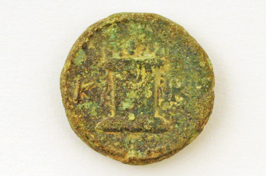 Coin discovered while excavating the palace of Zominthos (photo: Ministry of Culture and Sports/ Archaeological Society at Athens). 